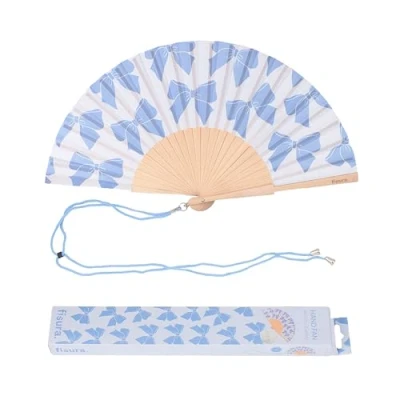Abbildung von Fisura Holzfächer mit dekorativer Schleifenmusterung. Stilvolles, modernes Accessoire, tragbarer Blauer Handventilator praktischem Aufhänger. Maße: 42,5 x 23 cm
