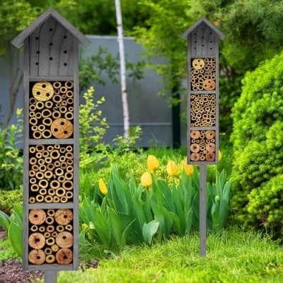 Abbildung von Holz Insektenhotel mit Erdspieß 78 cm grau Garten Deko Insektenhaus zum Aufstellen Bienenhotel Hummelhaus Holzhaus Nisthilfe für Bienen Hummeln Florfliegen Schmetterling