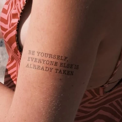 Abbildung von Be yourself, everyone else is already taken Inkster Tattoo vegane &amp; wasserfeste Temporäre Tattoos für Erwachsene EU Kosmetikzertifizierte Farbe revolutionäres 2 Wochen