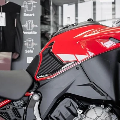 Abbildung von Resin Bike Aufkleber Motorrad Kompatibel Mit Ducati Multistrada V4 2024. Seitenschutzgitter Tank Schutzfolie vor Stößen und Kratzern. Aufklebersatz 3D Harzklebstoff Stickers Made in Italy