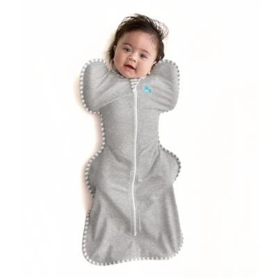 Abbildung von Love To Dream Pucksack, Baby Erstausstattung Neugeboren (2,2 3,8kg), ideal für Moderate Temperaturen 20 24C, Arme hoch Position, zweiweg Reißverschluss einfaches Windelwechseln, Schlafsack Grau