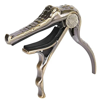 Abbildung von Alice Gitarren Kapodaster für Akustikgitarren, Aluminiumlegierung, bronzefarben, kein Summen, Elektro Folk mit einzigartiger Alligator Form. (A007G/BR)