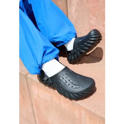 Abbildung von Crocs ECHO Unisex Badesandale, Größe: 42 43, Black Schuhe