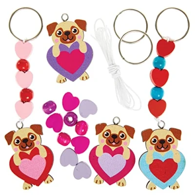 Abbildung von Baker Ross FX371 Liebesherz Mops Schlüsselanhänger und Taschenanhänger 4er Pack, Bastelpackung zum Valentinstag für Kinder