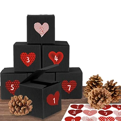 Abbildung von Adventskalender Set Black &amp; Beauty aus 24 schwarzen Adventsboxen mit weihnachtlichen Zahlenaufklebern „Romantischer Advent“ zum Basteln und Befüllen