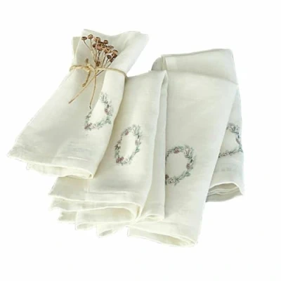 Abbildung von Loberon Serviette 4er Set Torge, mit Print eines Tannenzweig Kranzes, Weihnachtsdinner, Weihnachtliche Textilien, Weihnachtstischdeko, Weihnachten, Leinen, weiß