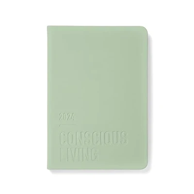 Abbildung von Letts of London Conscious A5 Tag pro Seite mit Terminen mehrsprachig Sage 2024