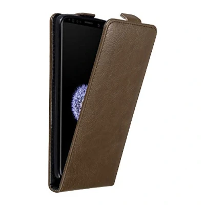 Abbildung von Cadorabo Hülle kompatibel mit Samsung Galaxy S9 Flip Design aus Premium Kunst Leder Klappbare Stoßfeste Magnetische Cover für Tasche in Braun