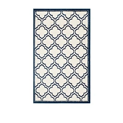 Abbildung von SAFAVIEH Geometrisch Teppich für Wohnzimmer, Esszimmer, Schlafzimmer Amherst Collection, Kurzer Flor, Elfenbein und Marineblau, 91 X 152 cm