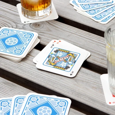 Abbildung von Suck UK Spielkarten Biermatten Barzubehör Home Bar Trinkspiele Kartenspiele Untersetzer Party Set Getränkegeschenke lustige