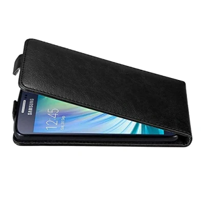 Abbildung von Cadorabo Hülle kompatibel mit Samsung Galaxy A3 2015 Flip Design aus Premium Kunst Leder Klappbare Stoßfeste Magnetische Cover für Tasche in Schwarz