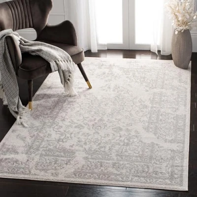 Abbildung von SAFAVIEH Distressed Teppich für Wohnzimmer, Esszimmer, Schlafzimmer Adirondack Collection, Kurzer Flor, Elfenbein und Silber, 122 X 183 cm