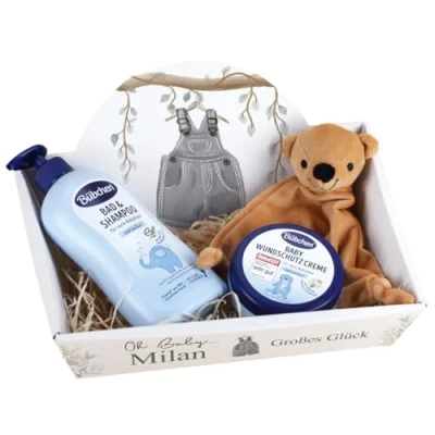 Abbildung von Striefchen® Baby Geschenkset Geschenkkorb mit Namen des Kindes Geschenk zur Geburt oder Taufe (Latzhose)