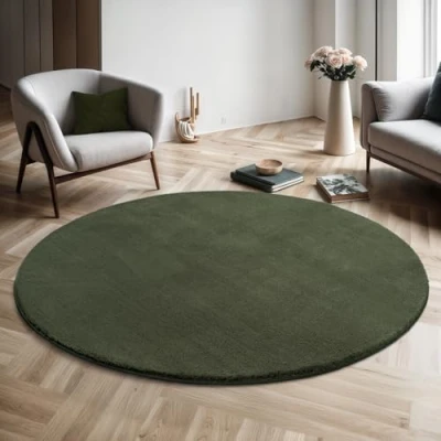 Abbildung von the carpet Relax Moderner Flauschiger Kurzflor Teppich, Anti Rutsch Unterseite, Waschbar bis 30 Grad, Super Soft, Felloptik, Dunkelgrün, 200 cm Rund