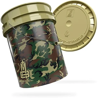 Abbildung von MAGIC BUCKET Wascheimer Set für Auto Handwäsche Camouflage Grün mit passendem Eimer Deckel 5 US GALLONEN ca. 20 Liter kompatibel Grit Guard, Detail Guardz Dirt Lock, Chemical Guys Trap