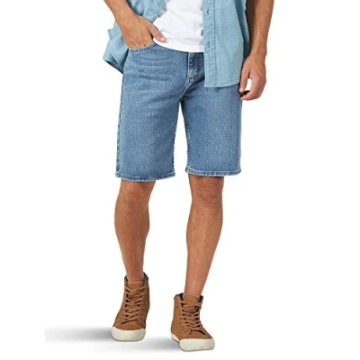 Abbildung von Wrangler Authentics Men&#039;s Classic Relaxed Fit Five Pocket Jean Short, Light Wash Flex, 44