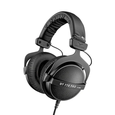Abbildung von beyerdynamic DT 770 PRO 32 Ohm Over Ear Studiokopfhörer in schwarz. Geschlossene Bauweise, kabelgebunden für professionellen Sound im Studio und an mobilen Endgeräten wie Tablets Smartphones