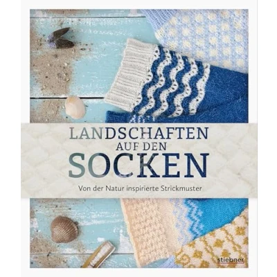 Abbildung von Landschaften auf den Socken. Von der Natur inspirierte Strickmuster. Wellen, Wälder, Berge: 20 Sockenmuster aus acht bekannten Designerinnen. Strickanleitungen für Anfänger:innen &amp; Fortgeschrittene