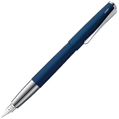 Abbildung von Lamy studio imperialblue Füller universeller Füllfederhalter in elegantem Gehäuse aus Ganzmetall mit propellerförmigem Clip &amp; Stahlfeder Strichbreite M inkl. Tintenpatrone T 10 blau