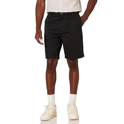 Abbildung von Amazon Essentials Herren Klassisch Geschnittene Chinoshorts, 23 cm, Schwarz, 36W