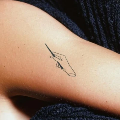 Abbildung von Harry Potter Zauberstab mit Hand Tattoo