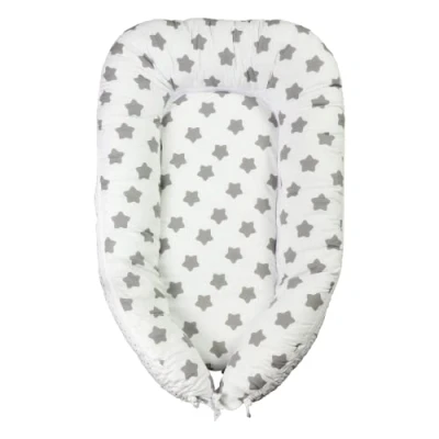 Abbildung von Puckdaddy Babynest Freya Babynestchen mit Sterne Muster in Weiß, multifunktionales Kuschelnest für Babys &amp; Neugeborene, Reisebett Säuglinge aus 100% Baumwolle