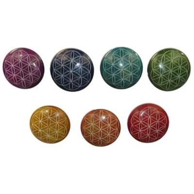 Abbildung von Woru 7 Handschmeichler aus Speck Stein mit der Blume des Lebens in den Chakra Farben, Durchmesser 5 cm, Gelb, Orange, Rot, Grün, Hellblau, Blau, Violett