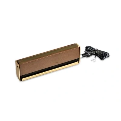 Abbildung von Pro Ject Brush it Premium, Hochwertige Plattenbürste mit Erdungskabel und Holzgriff