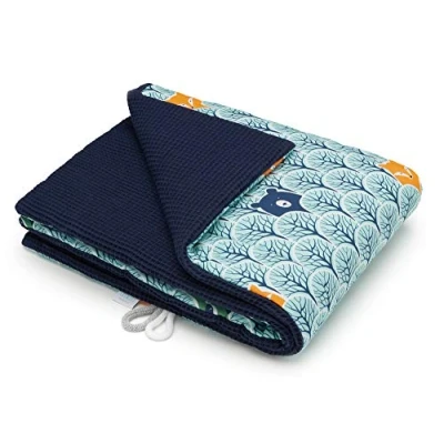 Abbildung von EliMeli BABYDECKE Kuscheldecke 100% Baumwolle Warme Baby Decke aus Waffelstoff mit Füllung Kinderwagendecke Geschenke für Junge und Mädchen (Marineblau Teddybären)