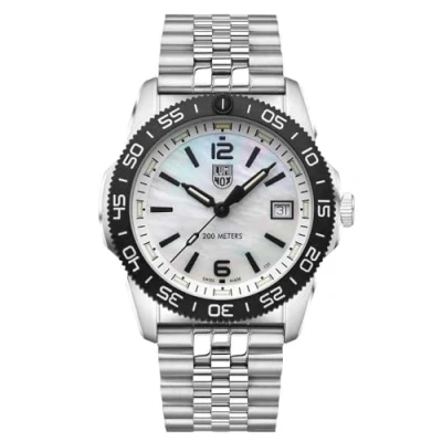 Abbildung von Luminox Herren Analog Schweizer Quarzwerk Uhr mit Edelstahl Armband XS.3126M