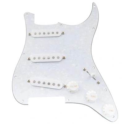 Abbildung von Musiclily Pro SSS Pre wired Loaded Pickguard ST Gitarren Vorverdrahtetes Schlagbrett mit Artec Staggered Alnico 5 Single Coil Tonabnehmer für Fender Strat Style E Gitarre, 4 lagig White Pearl