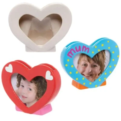 Abbildung von Baker Ross Herz Porzellan Fotorahmen 3er Pack, Valentinstag Basteln für Kinder(FC462)