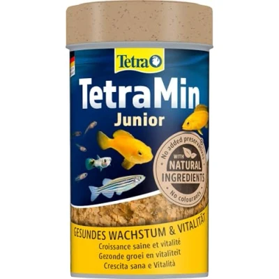 Abbildung von TetraMin Junior Fischfutter in Form von kleinen Flocken für heranwachsende Jungfische ab 1cm Länge, spezielles Wachstumsfutter, 100 ml Dose