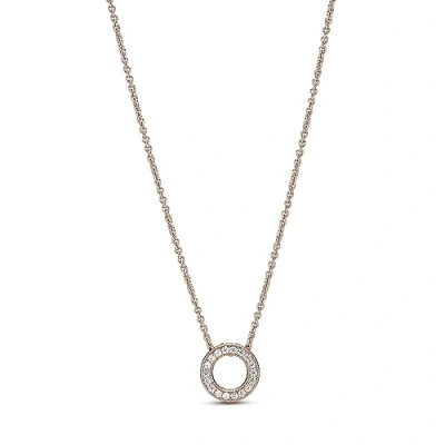 Abbildung von PANDORA Logo Pavé Kreis Halskette in 14 Karat rosévergoldeter Metalllegierung Signature Collection