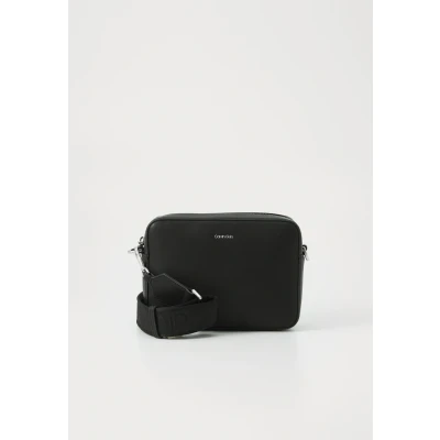 Abbildung von Calvin Klein Mini Bag &quot;CK MUST SMALL CAMERA BAG&quot;, kleine Damen Umhängetasche, Schultertasche mit Logo Schriftzug