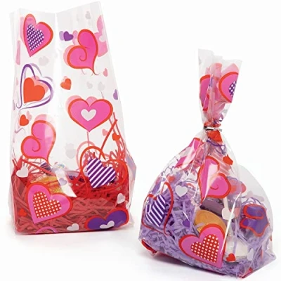 Abbildung von Baker Ross Herz Cellophan Geschenktüten 30 Stück, Bastelmaterial für Kinder zum Valentinstag (FC306)