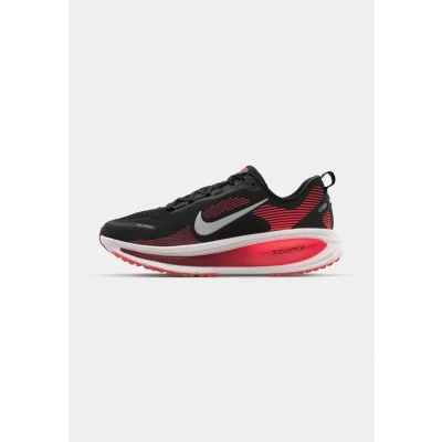 Abbildung von Nike Performance Vomero 18 Laufschuh Straße, Herren, Größe: 40, Black/summit white/bright crimson/team red/metallic silver Schuhe