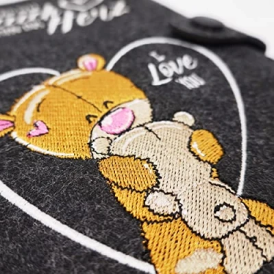 Abbildung von Emadele U Heft Schutzhülle &#039;Aus dem Bauch mitten ins Herz&#039; Anthrazit aus Filz Handmade. Kinder Untersuchungsheft Hülle für Impfpass