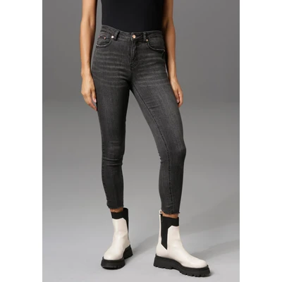 Abbildung von Aniston CASUAL Skinny fit Jeans, regular waist mit ausgefransten Beinabschluss