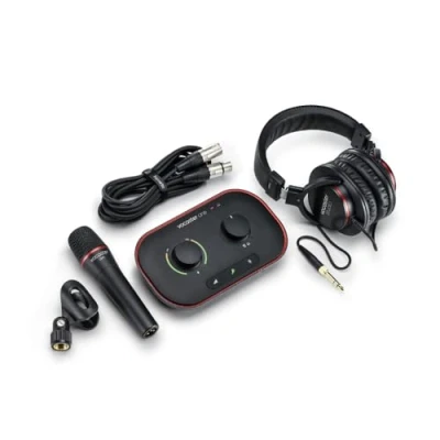 Abbildung von Focusrite Vocaster One Studio Podcast Audio Interface für Solo Aufnahmen, mit dem Mikrofon DM1 in Studioqualität und den Kopfhörern HP60v.