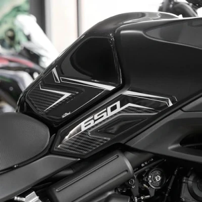 Abbildung von Resin Bike Aufkleber Motorrad Kompatibel Mit Kawasaki Versys 650 2024. Seitenschutzgitter Tank Schutzfolie vor Stößen und Kratzern. Aufklebersatz 3D Harzklebstoff Stickers Made in Italy