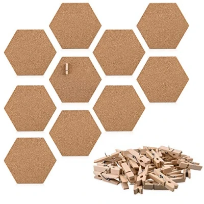 Abbildung von Navaris Kork Pinnwand Korkwand sechseckig 10x Board 15 x 17,1 cm für Büro Kinderzimmer Korkplatte inkl. 50 Pins aus Holz selbstklebend