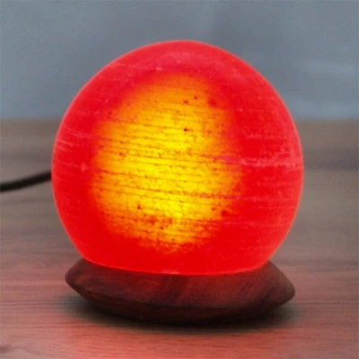 Abbildung von HIMALAYA SALT DREAMS Salzkristall Tischlampe USB Ball, LED wechselbar, Warmweiß, Handgefertigt aus jeder Stein ein Unikat