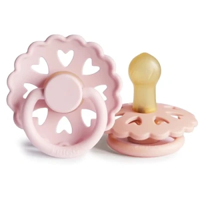 Abbildung von FRIGG Fairytale Schnuller 2 Packung Latex BPA Frei Hergestellt In Dänemark Symmetrischer Sauger Kirschform (White Lilac/Pretty Peach, Größe 1 (0 6 Monate))