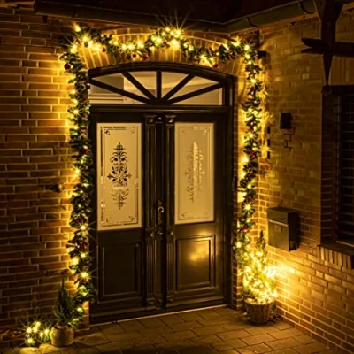 Abbildung von Spetebo LED Girlande Weihnachts + Christbaumkugeln grün, 80 flammig, Künstliche Tannengirlande 5 m Länge