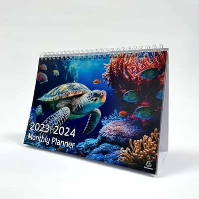 Abbildung von Exacompta Ref GS045Z Sep 2023 Oktober 2024 Tischkalender/Monatsplaner Meeresschildkröten Design, Monat pro Seite, inkl. Feiertagen in Großbritannien, 210 mm x 150 mm, steht sicher auf einem