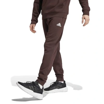 Abbildung von adidas Essentials Fleece Regular Tapered Pants, Herren Hose, preloved Crimson,