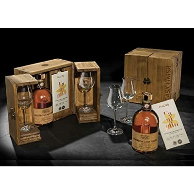 Abbildung von LUIGI FRANCOLI GRAPPA BOURBON FINISH FASS 50 CL HOLZKISTE EINE FLASCHE MIT ZWEI GLÄSERN UND SCHOKOLADE