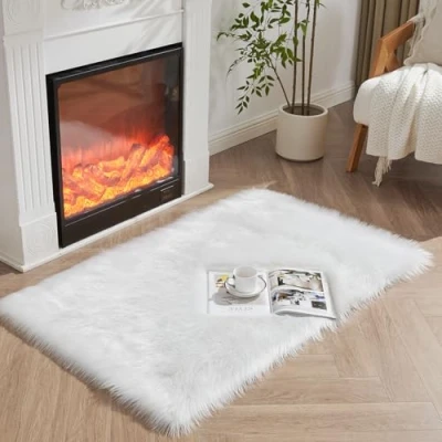 Abbildung von HEQUN Faux Lammfell Schaffell Teppich Kunstfell Dekofell Lammfellimitat Longhair Fell Nachahmung Wolle Bettvorleger Sofa Matte (60 x90cm, Weiß