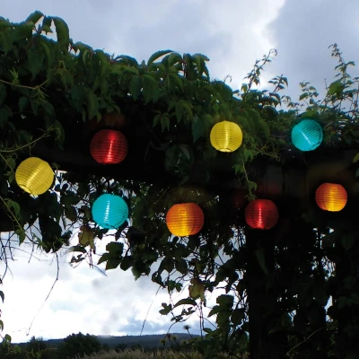 Abbildung von Bunte LED Solarlichterkette mit 10 Lampions